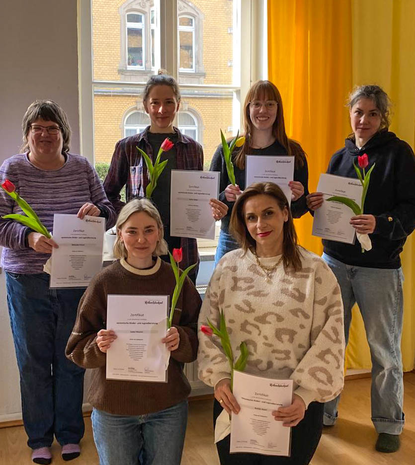 Absolventinnen der Weiterbildung „Kinder, Jugend- und Familienberatung“ 2026 mit Abschluss-Zertifikat